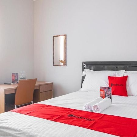 Отель Reddoorz Near Siloam Karawaci 3 Тангеранг Экстерьер фото