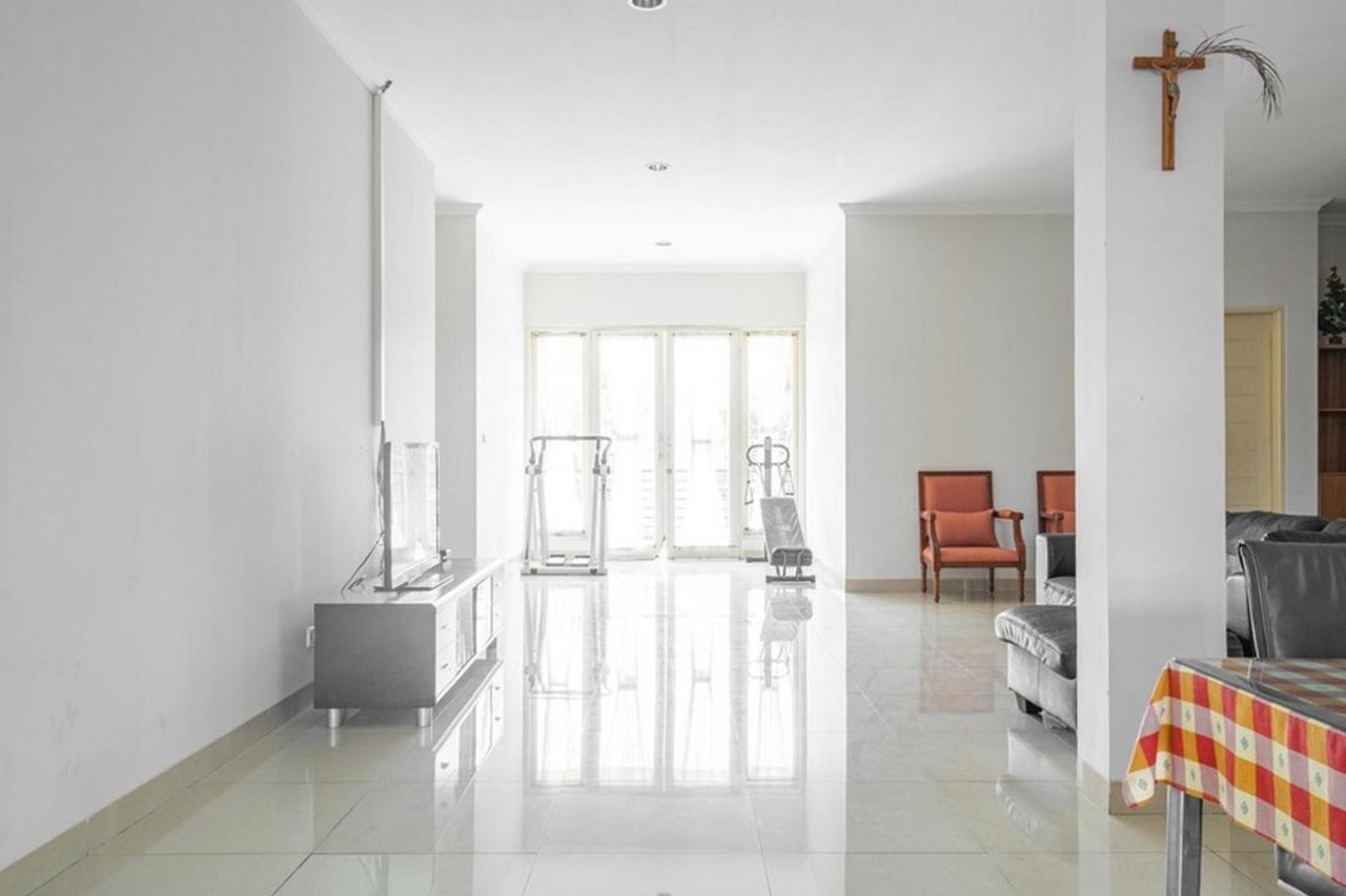 Отель Reddoorz Near Siloam Karawaci 3 Тангеранг Экстерьер фото