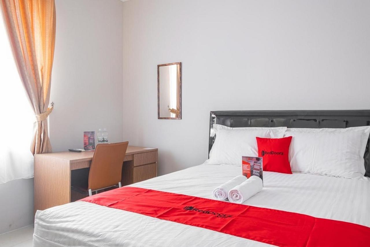 Отель Reddoorz Near Siloam Karawaci 3 Тангеранг Экстерьер фото