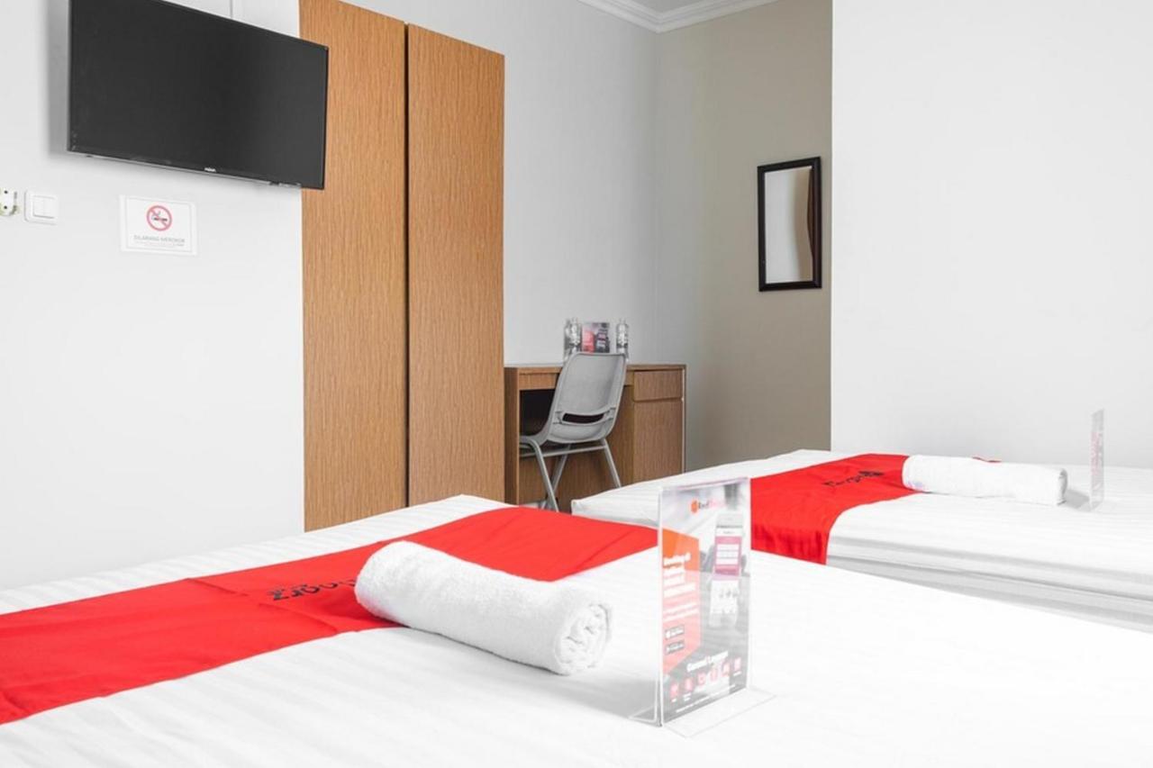 Отель Reddoorz Near Siloam Karawaci 3 Тангеранг Экстерьер фото