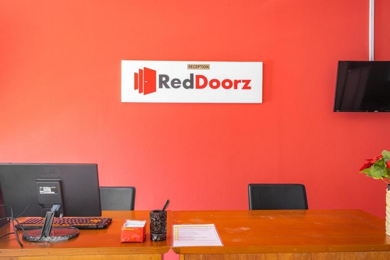 Отель Reddoorz Near Siloam Karawaci 3 Тангеранг Экстерьер фото