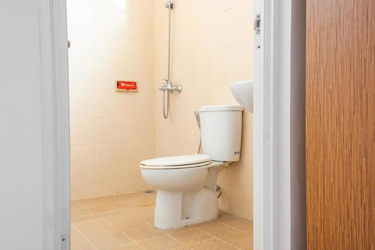 Отель Reddoorz Near Siloam Karawaci 3 Тангеранг Экстерьер фото
