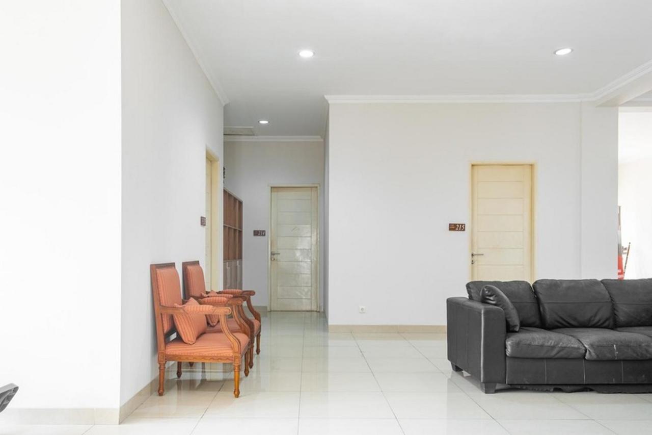 Отель Reddoorz Near Siloam Karawaci 3 Тангеранг Экстерьер фото