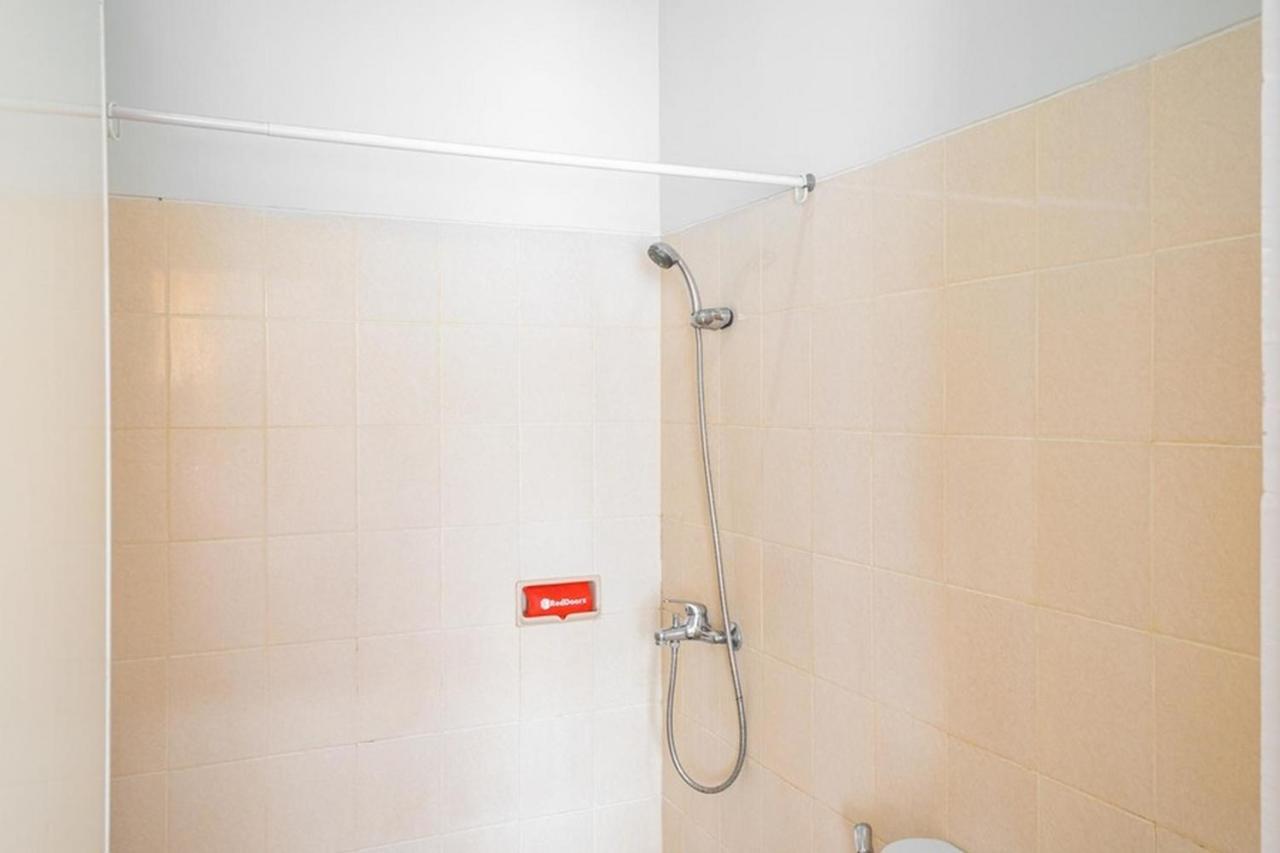 Отель Reddoorz Near Siloam Karawaci 3 Тангеранг Экстерьер фото