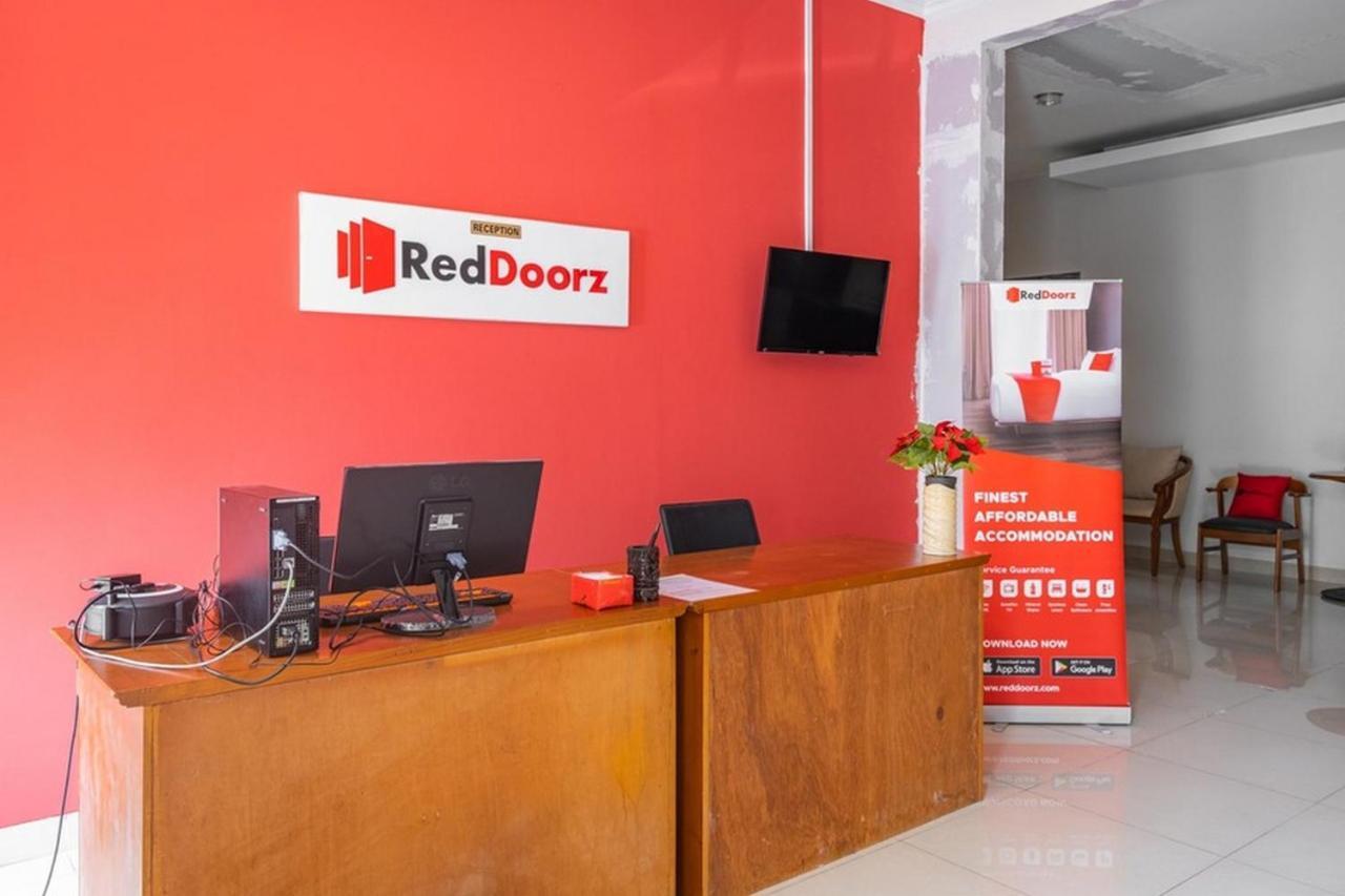 Отель Reddoorz Near Siloam Karawaci 3 Тангеранг Экстерьер фото