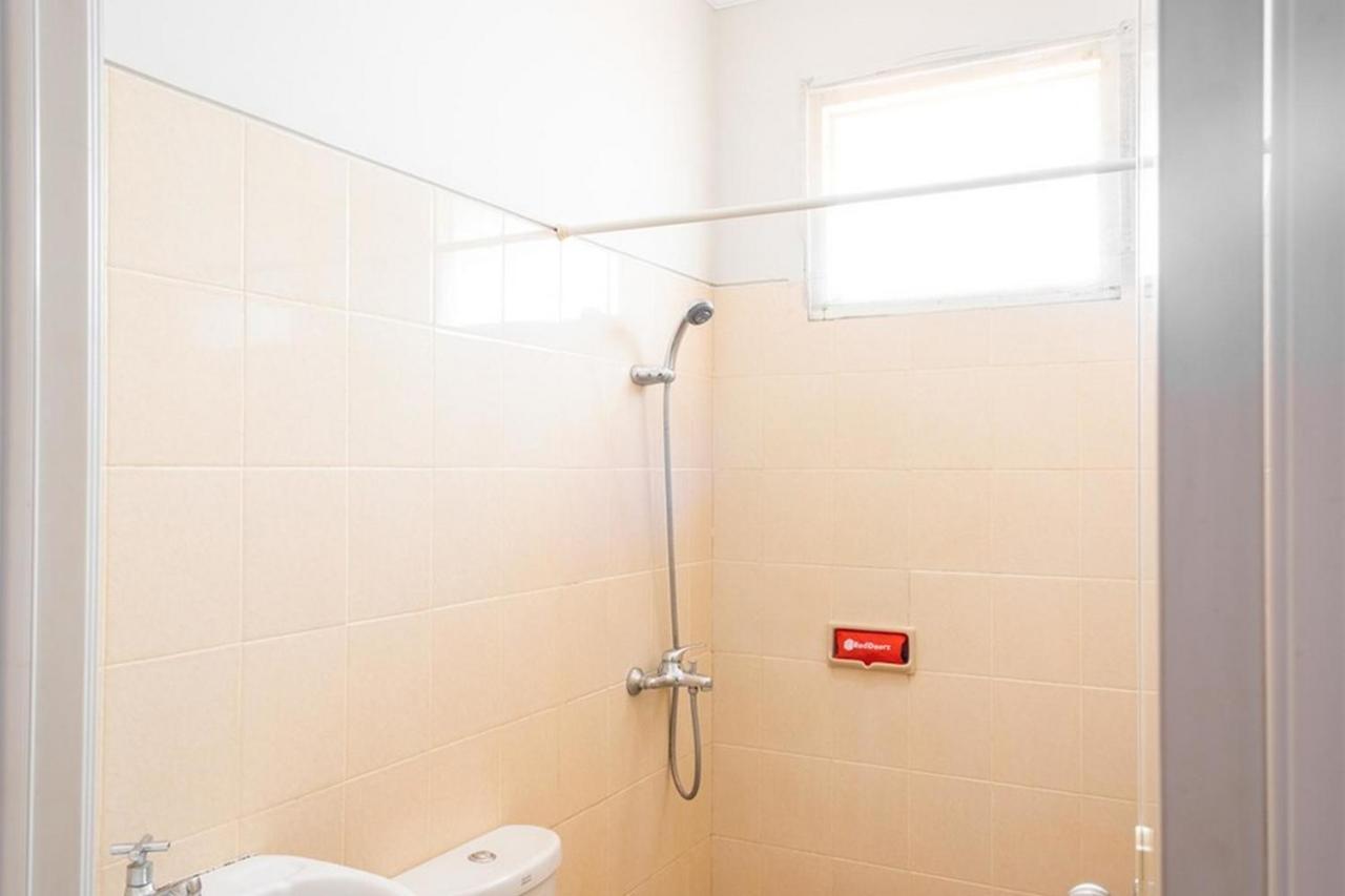 Отель Reddoorz Near Siloam Karawaci 3 Тангеранг Экстерьер фото