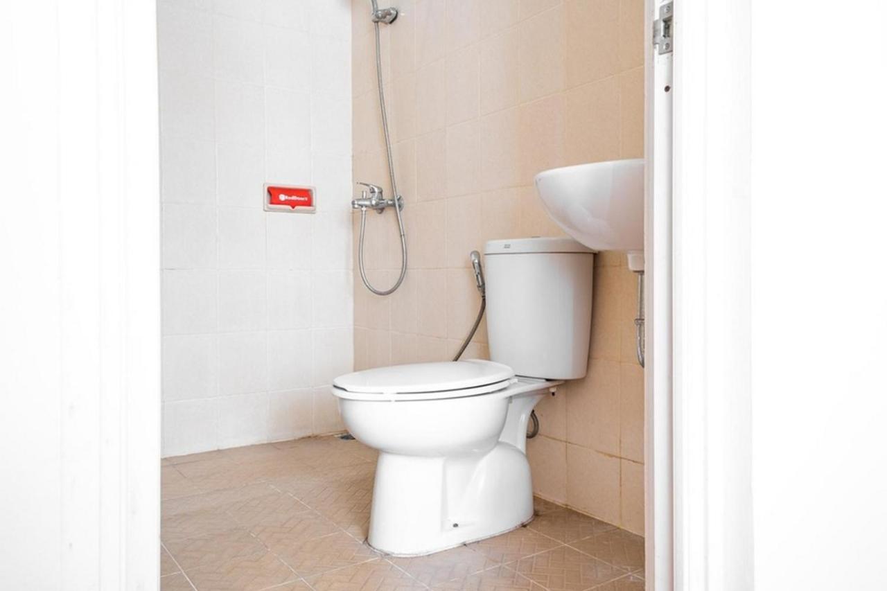 Отель Reddoorz Near Siloam Karawaci 3 Тангеранг Экстерьер фото