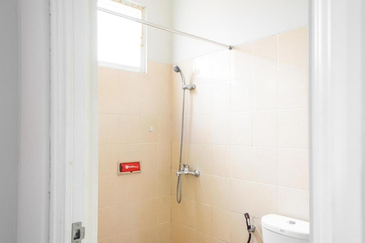 Отель Reddoorz Near Siloam Karawaci 3 Тангеранг Экстерьер фото