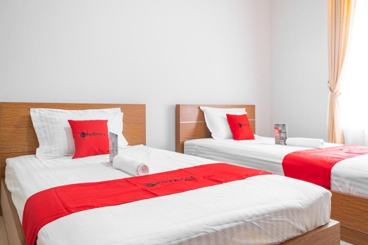 Отель Reddoorz Near Siloam Karawaci 3 Тангеранг Экстерьер фото