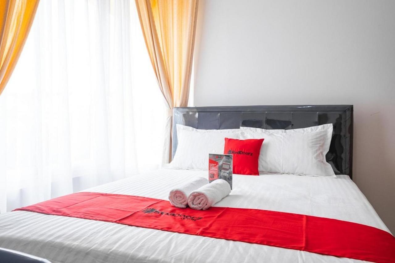 Отель Reddoorz Near Siloam Karawaci 3 Тангеранг Экстерьер фото