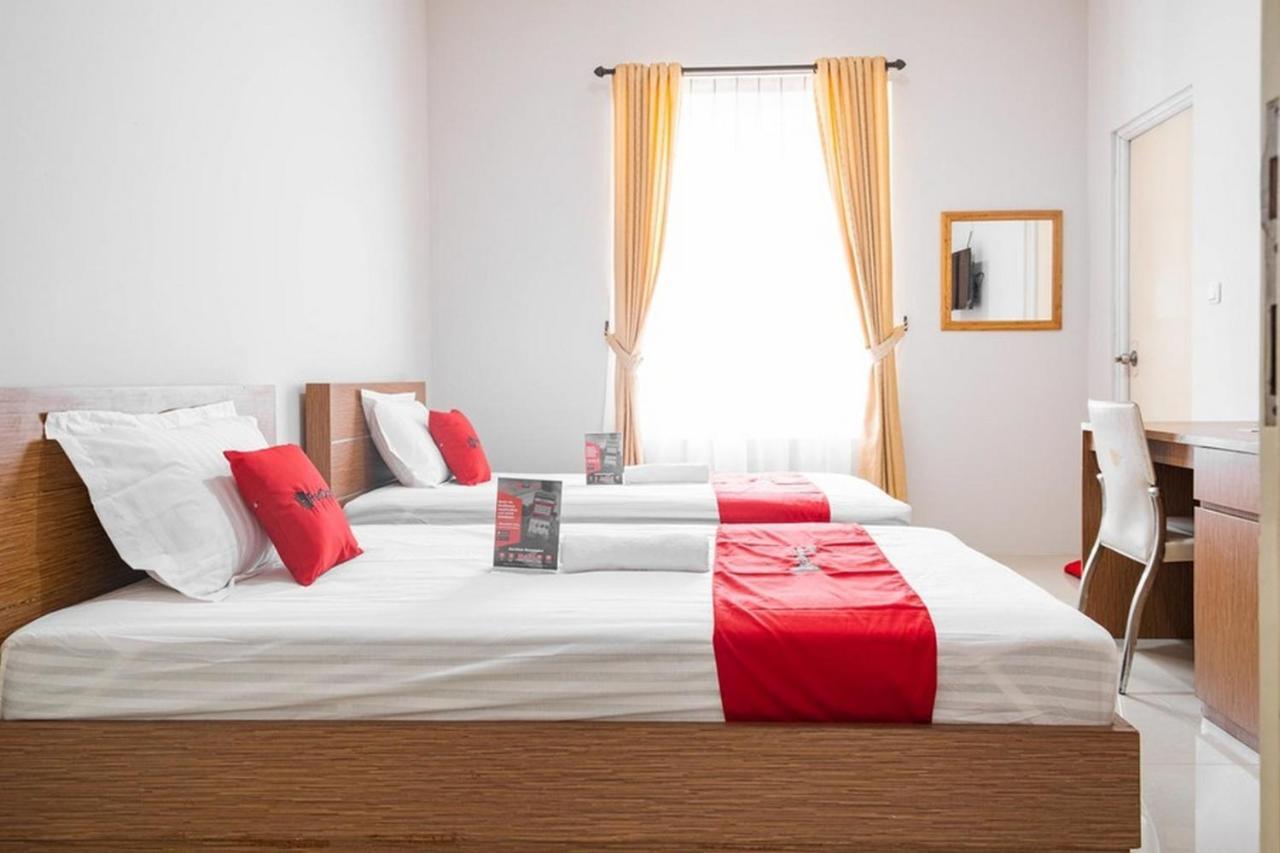Отель Reddoorz Near Siloam Karawaci 3 Тангеранг Экстерьер фото