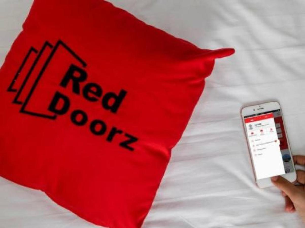 Отель Reddoorz Near Siloam Karawaci 3 Тангеранг Экстерьер фото